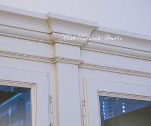 Libreria in stile classico  finitura colore bianco anticato con ante chiuse e ante a vetro da soggiorno o studio